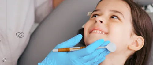 Niña en consulta dental