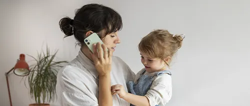 Madre e Hija pidiendo cita telefónica
