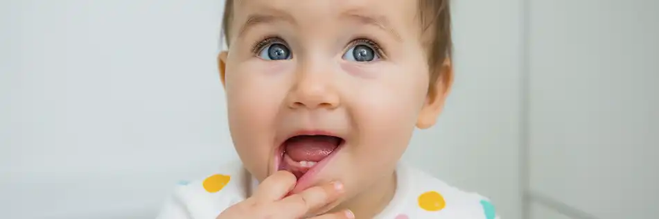 Bebé mostrando primeros dientes